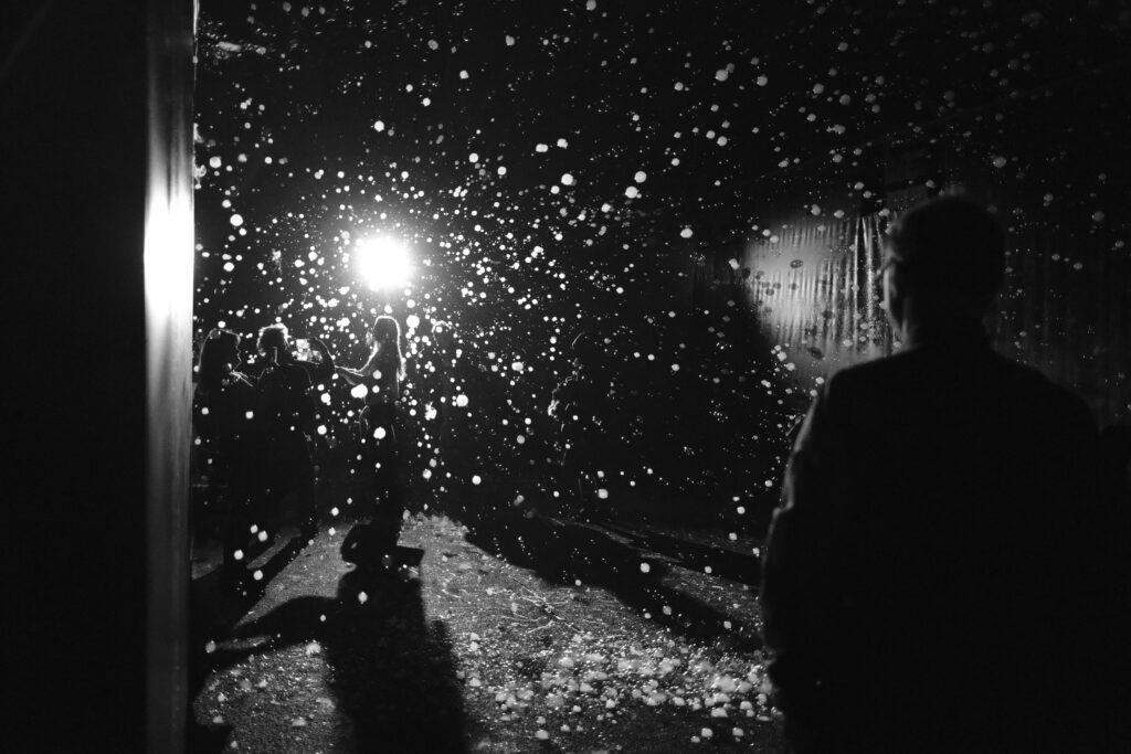 Schwarz-Weiß-Foto mit Seifenblasen im Gegenlicht.