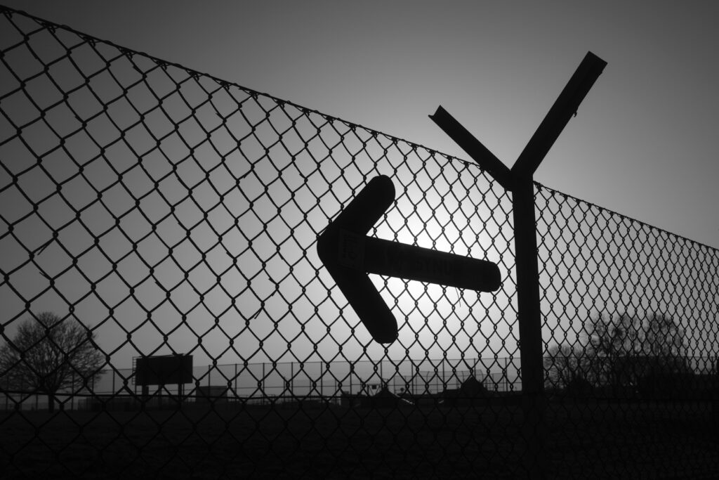 Silhouette eines Pfeils in Schwarz-Weiß auf dem Tempelhofer Feld.