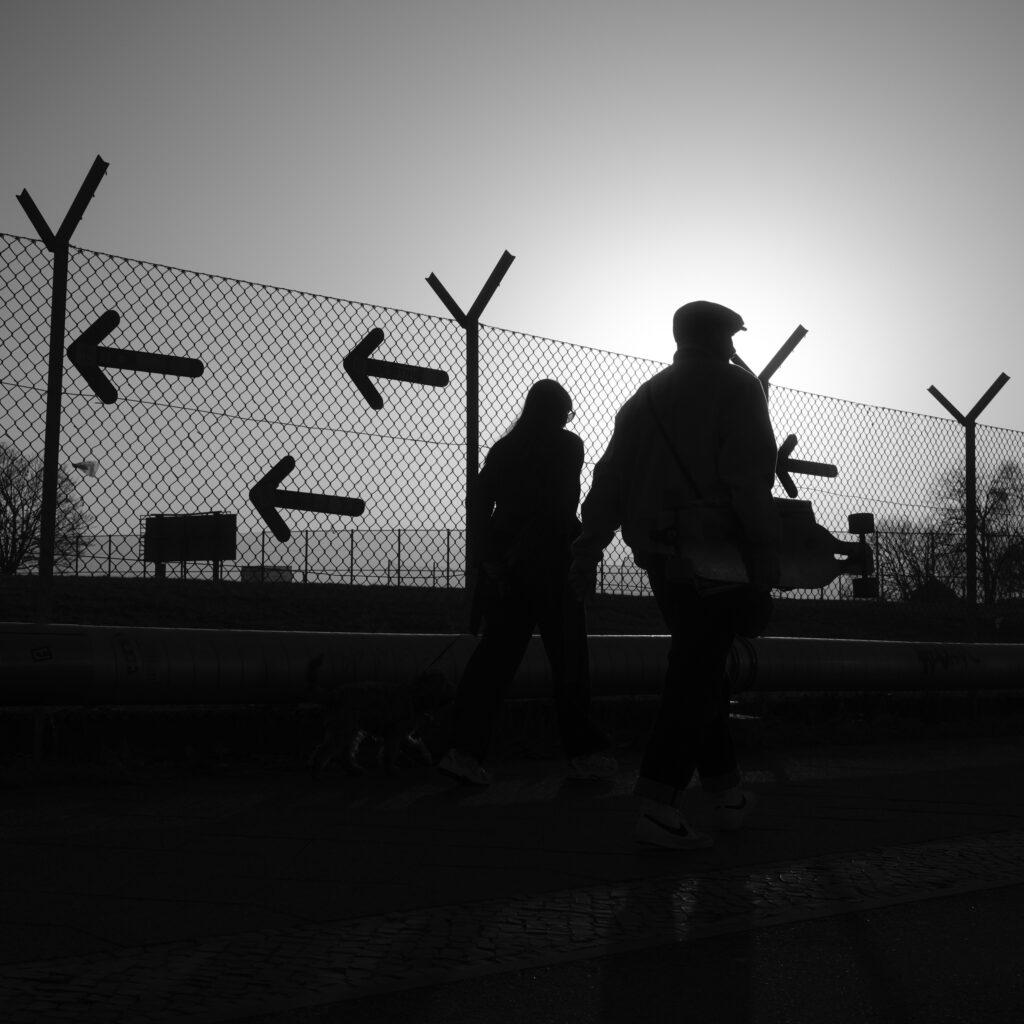 Silhouette eines Pärchens in Schwarz-Weiß auf dem Tempelhofer Feld.
