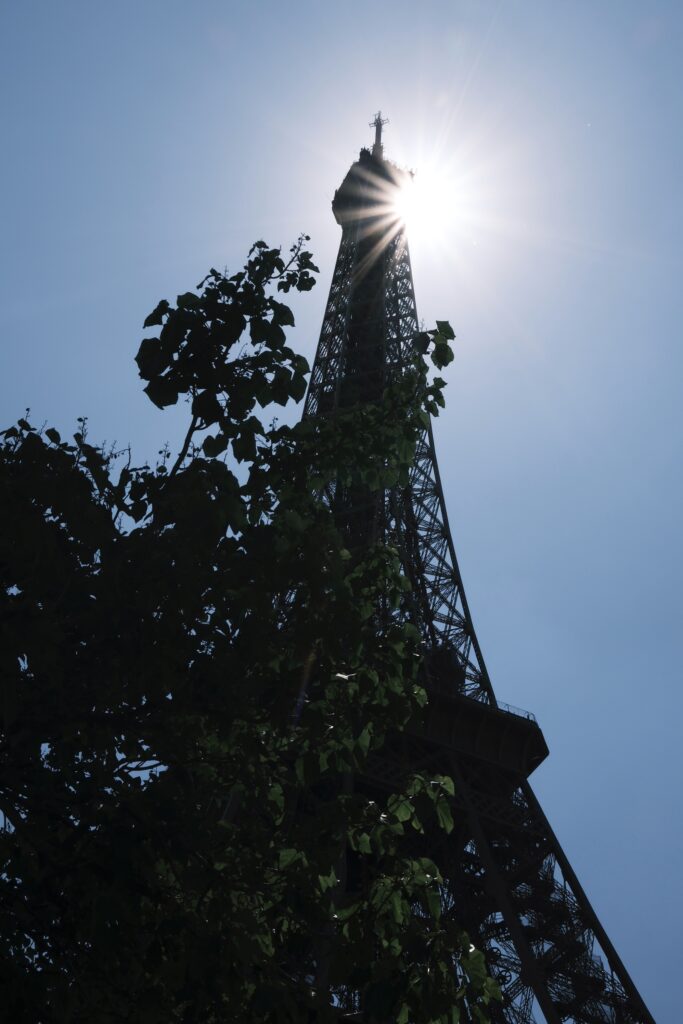 Der Eiffelturm im Gegenlicht der Sonne, die Lichtreflektion verursacht.